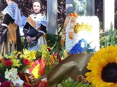 Las ofrendas florales marcan el ritmo del 11 de septiembre en Salou
