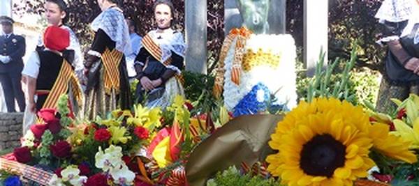 Las ofrendas florales marcan el ritmo del 11 de septiembre en Salou