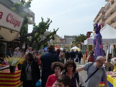 Los libros, las rosas y las actividades culturales, protagonistas de Sant Jordi en Salou