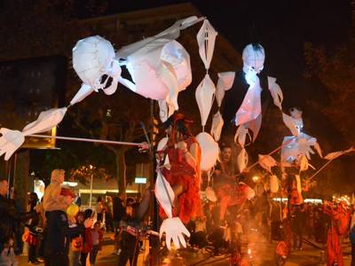 Los niños/as y jóvenes de Salou celebran, en familia, Halloween, con la Festa del Panellet y la Desfilada Zombi