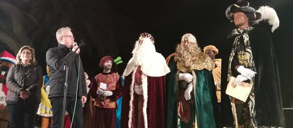 Muchos niños y niñas de Salou han recibido con ganas e ilusión la llegada de los tres Reyes de Oriente en el puerto deportivo de Salou