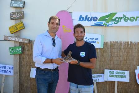 Lucas del Paso recibe una cálida bienvenida en el Náutico de Salou, en el intento de batir el récord Guinness montado en su moto acuática
