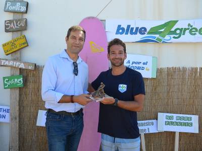 Lucas del Paso recibe una cálida bienvenida en el Náutico de Salou, en el intento de batir el récord Guinness montado en su moto acuática