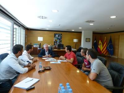 El alcalde de Salou, Pere Granados, extiende la mano a los voluntarios de Sosciathlon