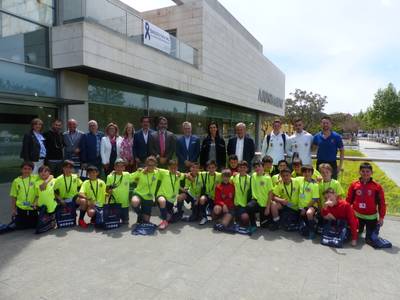El alcalde de Salou recibe la Escuela Deportiva de Fútbol Sala de Brunete que disputan un encuentro deportivo en la costa Dorada