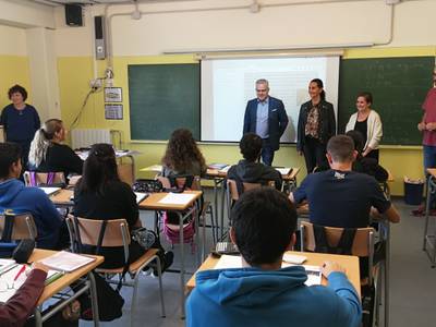 El alcalde de Salou visita el Instituto Marta Mata