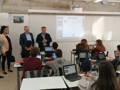 El alcalde de Salou visita la escuela Elisabeth durante el inicio de curso