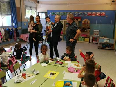 El alcalde de Salou visita la escuela Europa del municipio