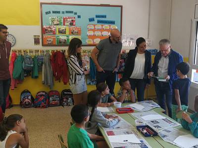 El alcalde de Salou visita la escuela Santa María del Mar durante los primeros días de curso