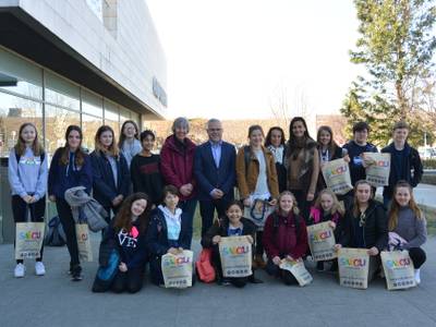 El alcalde Pere Granados y la concejala de Servicios Educativos, Julia Gómez, reciben a los alumnos de la escuela inglesa St. Bartholomew's, de intercambio con la Escola Elisabeth