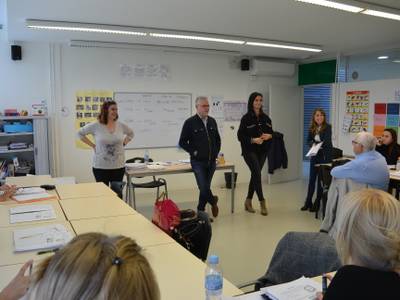 El alcalde Pere Granados y la concejala de Servicios Educativos, Julia Gómez, visitan al alumnado del Centre Atenea de Salou