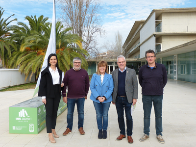 El alcalde Pere Granados y la concejala de Servicios Educativos, Julia Gómez, visitan el Institut Jaume I, con el fin de conocer los nuevos proyectos del centro