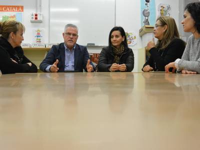 El alcalde Pere Granados y la concejala Julia Gómez visitan la Escola Salou