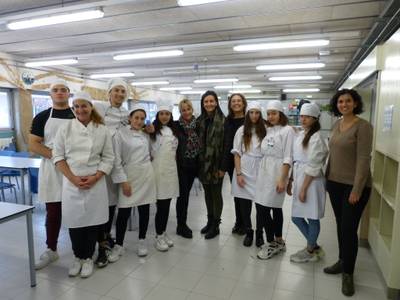 El alumnado de la Unitat d’Escolarització Compartida (UEC) ejerce como profesor de cocina por un día, en la Escola Salou
