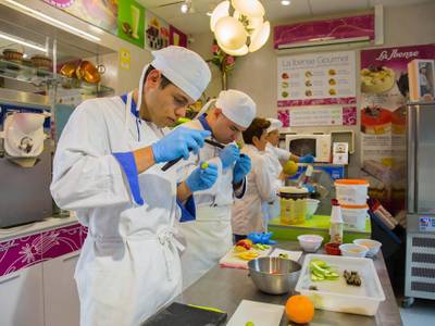 La empresa local La Ibense ofrece un curso de pasteles y postres a los alumnos de la UEC de Salou