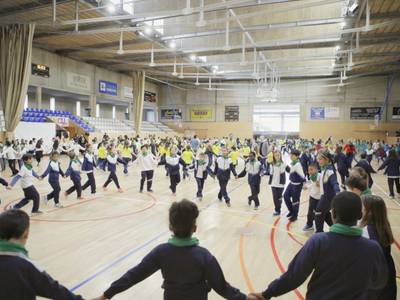 Los alumnos de las escuelas de Salou se suman a la fiesta mayor con un baile conjunto de sardanas