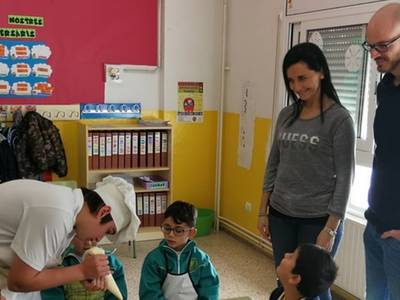 Los jóvenes de la UEC han sido maestros de cocina de una cincuentena de alumnos de la Escuela Santa María del Mar de Salou