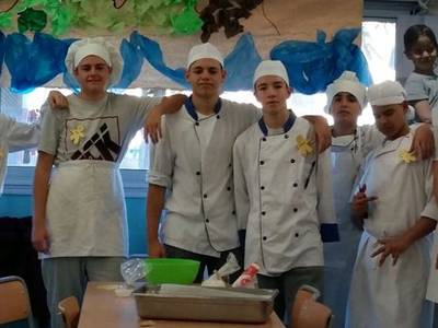 Los jóvenes de la UEC han sido maestros de cocina de una cincuentena de alumnos de la Escuela Salou