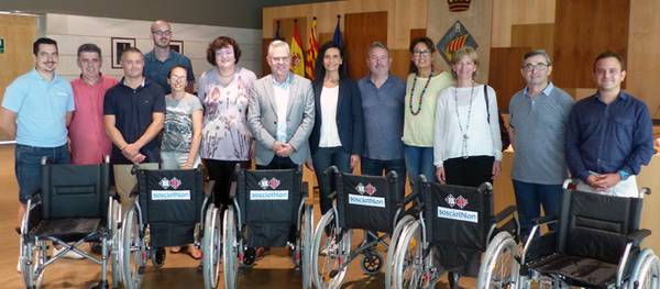 Los organizadores del evento solidario Sosciathlon dan 6 sillas de ruedas en las escuelas de Salou