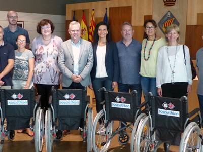 Los organizadores del evento solidario Sosciathlon dan 6 sillas de ruedas en las escuelas de Salou