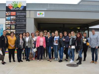 Un grupo de maestras de Bulgaria visita la Escuela Vora Mar de Salou