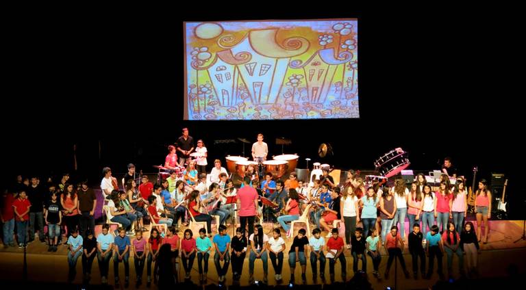 Fotografía de una actuación grupal de los alumnos/as de la Escuela Municipal de Música de Salou