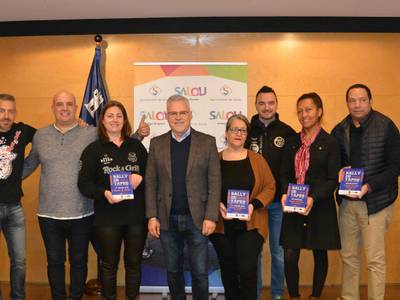 El alcalde de Salou, Pere Granados, entrega las placas a los establecimientos galardonados del 'Rally de Tapas' 2019