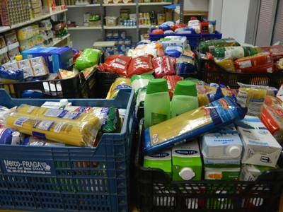 El Ayuntamiento de Salou entrega unos 400 kg de alimentos, recaudados en el Espacio Xic'S del Parque de Navidad, a Cáritas y Eluzai