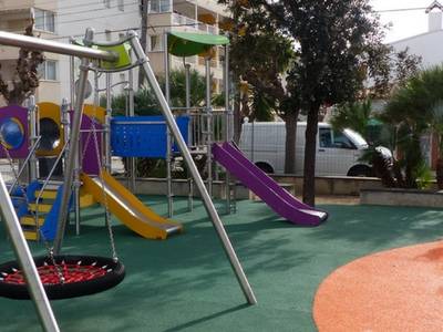 El Ayuntamiento de Salou sigue apostando por zonas con juegos infantiles de calidad para mejorar la seguridad y la oferta lúdica