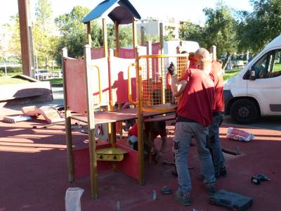 El Ayuntamiento comienza los trabajos de instalación de los juegos infantiles en varios parques de Salou