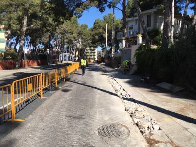 El Ayuntamiento inicia las obras de construcción de un tramo de acera en la carretera de la Costa