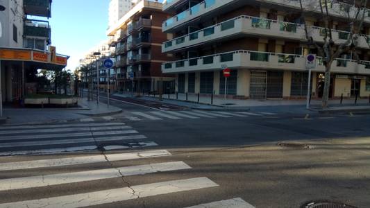 El Ayuntamiento mejorará la accesibilidad de la acera este de la calle de Josep Carner y remodelará el cruce entre las calles Mayor y de Josep Carner