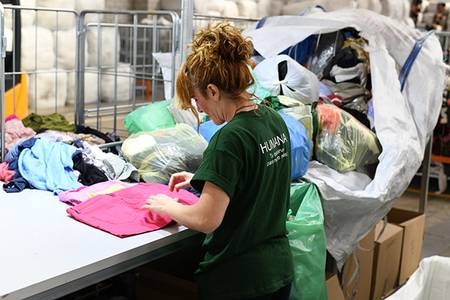 Humana recupera casi 60 toneladas de textil usado en Salou para darles una finalidad social
