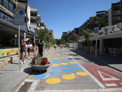 Mejoran la pintura de la zona de peatones de la avenida Carles Buïgas y de la calle Josep Carner
