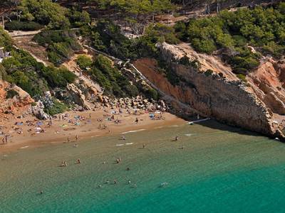 Salou cierra el baño de Cala Penya Tallada por la recuperación de la arena