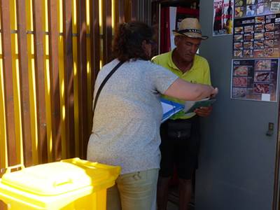 Salou reparte cubos para reciclar envases a los chiringuitos de playa