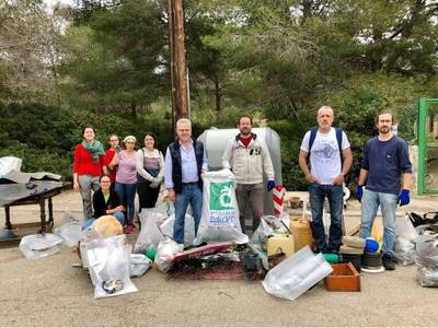 Voluntarios de Salou limpian el entorno del bosque de la iglesia de Sant Jordi y de Cala Font