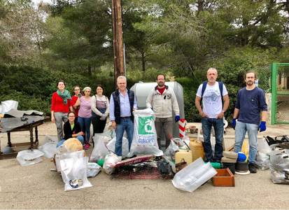 Voluntarios de Salou limpian el entorno del bosque de la iglesia de Sant Jordi y de Cala Font