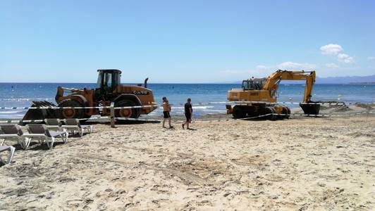 El Ayuntamiento repone arena en varias playas para comenzar la temporada alta