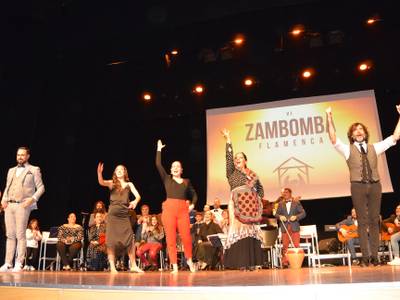Más de 500 personas llenan el Teatro Auditorio de Salou para vibrar con la VI edición de la Zambomba Flamenca