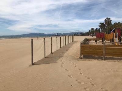 Salou instala redes de contención de arena en las playas urbanas