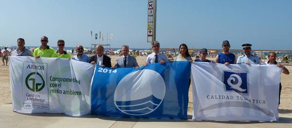 Salou iza los distintivos de Bandera Azul, Q de calidad e ISO 14.001 en las playas del municipio