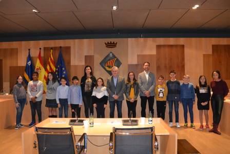El alcalde de Salou preside la constitución del Consell Municipal d'Infància, un nuevo órgano formado por doce estudiantes de los centros escolares