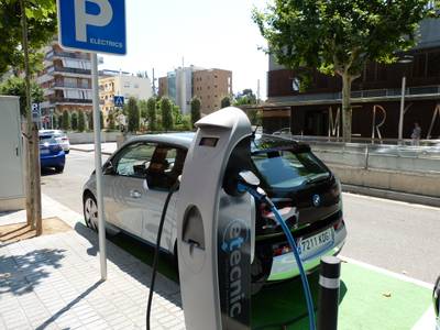 Salou ya ofrece un doble punto de recarga para los vehículos eléctricos