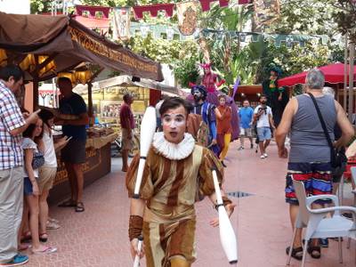 Los juglares, acróbatas, bufones y músicos suman esfuerzos en la inauguración del XIX Mercado Medieval de Salou