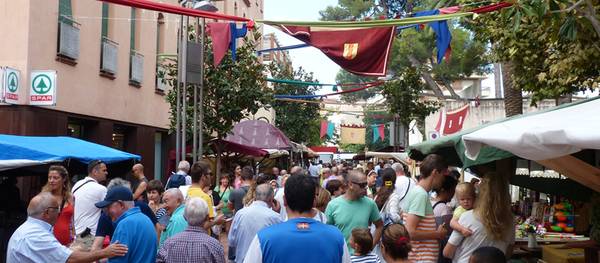 Se inaugura el XVIII Mercado Medieval de Salou con los juglares, acróbatas, bufones y músicos