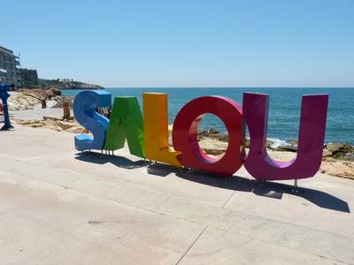 Salou instala un segundo grupo de letras gigantes en la zona de la calle Colom para promocionar la imagen turística