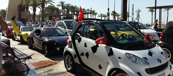 Salou llena de 'smart lovers' y 1.200 coches 'smart' el paseo Jaume I