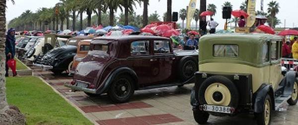 Unos ochenta coches de época muestran sus encantos en el paseo Jaume I