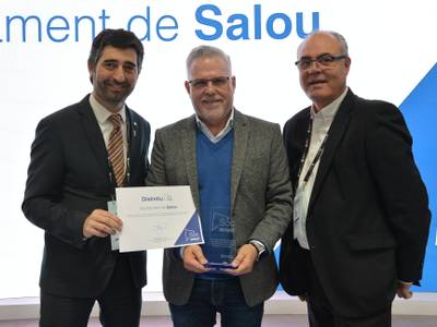 El alcalde de Salou, Pere Granados, y el concejal de Nuevas Tecnologías, Jesús Barragán, reciben el distintivo Soy Smart de manos del consejero Jordi Puigneró